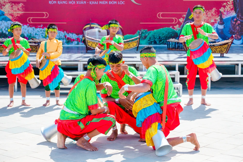 Hoạt động nghệ thuật đậm sắc màu văn hóa truyền thống người Kh’mer sẽ liên tục được biểu diễn tại KDL núi Bà Đen.