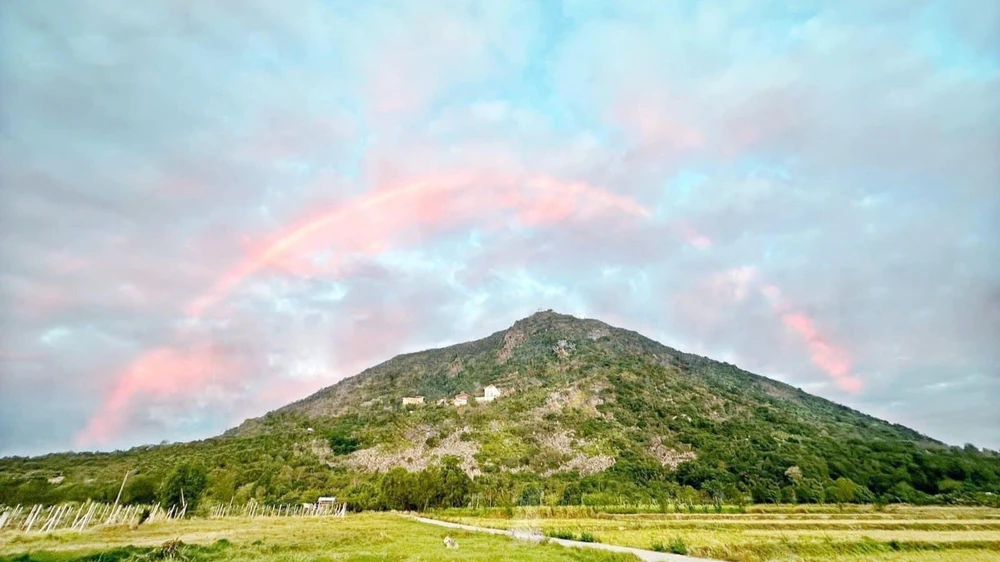 Nhiều người dân đã ghi lại hình ảnh cầu vồng lửa xuất hiện bao quanh núi Bà Đen. Nhiều người dân đã ghi lại hình ảnh cầu vồng lửa xuất hiện bao quanh núi Bà Đen.