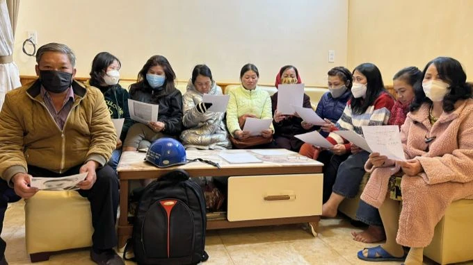 Hàng chục nạn nhân bị Phúc lừa hàng trăm tỉ đồng. Ảnh: VT