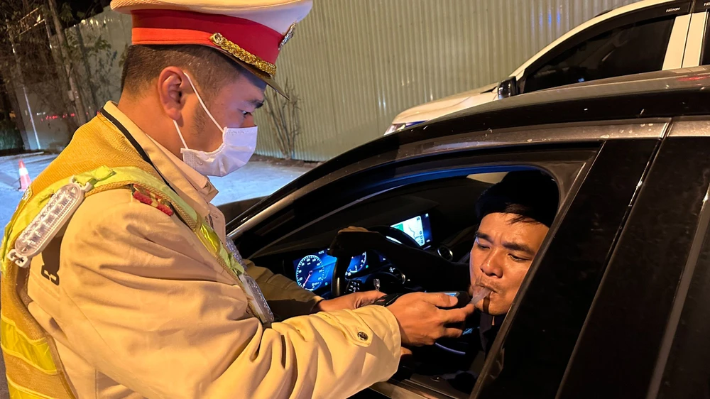 Lực lượng CSGT ra quân kiểm tra nồng độ cồn trên địa bàn toàn tỉnh Lâm Đồng. Ảnh: VT