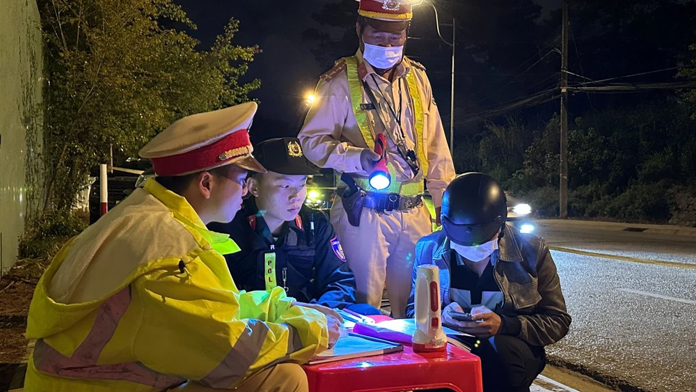 CSGT Lâm Đồng nói không với các cuộc gọi can thiệp, xin xỏ lỗi vi phạm nồng độ cồn. Ảnh: VT