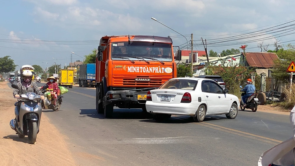 Cả hai xe hư hỏng nặng sau cú va chạm Cả hai xe hư hỏng nặng sau cú va chạm