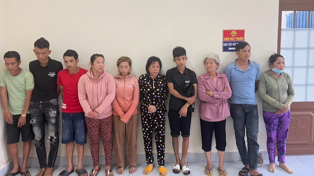 Cùng bị bắt giữ với Sa và Nhớ còn có 6 con bạc khác. Ảnh: VÕ TÙNG