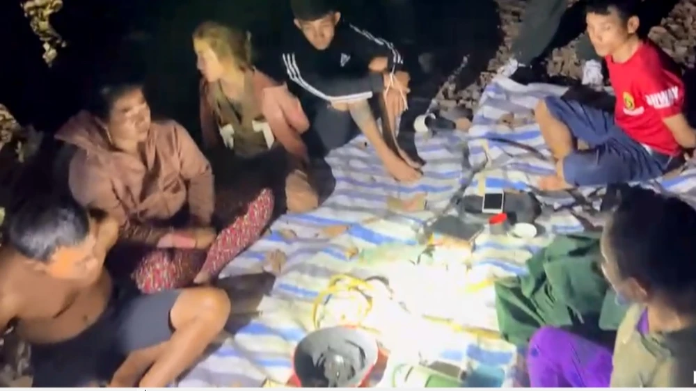 Sòng xóc đĩa hoạt động lúc nửa đêm. Ảnh: VÕ TÙNG