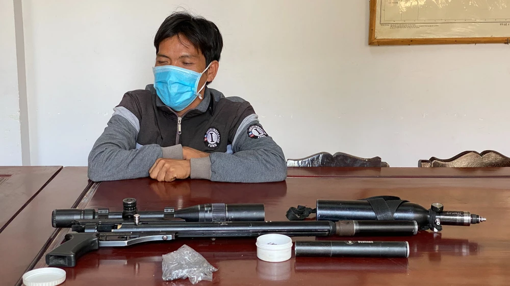 Ông N.T.T bị tạm giữ cùng với khẩu súng săn.