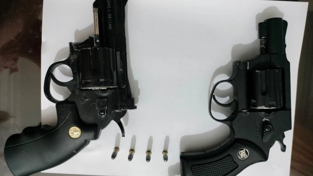 Hai khẩu súng cùng 4 viên đạn mà công an thu giữ. Ảnh: VÕ TÙNG