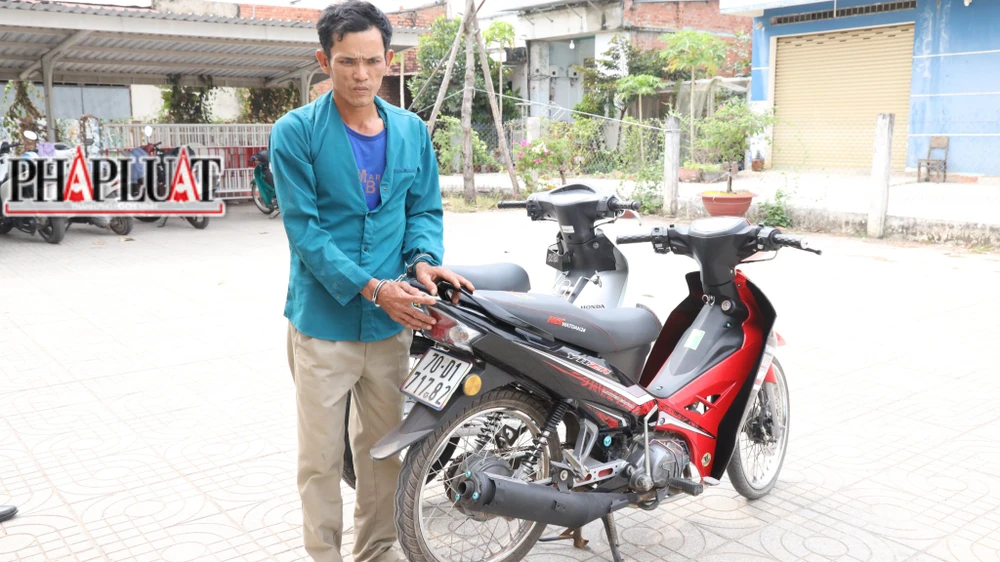 Tâm bị bắt cùng tang vật. Ảnh: VÕ TÙNG