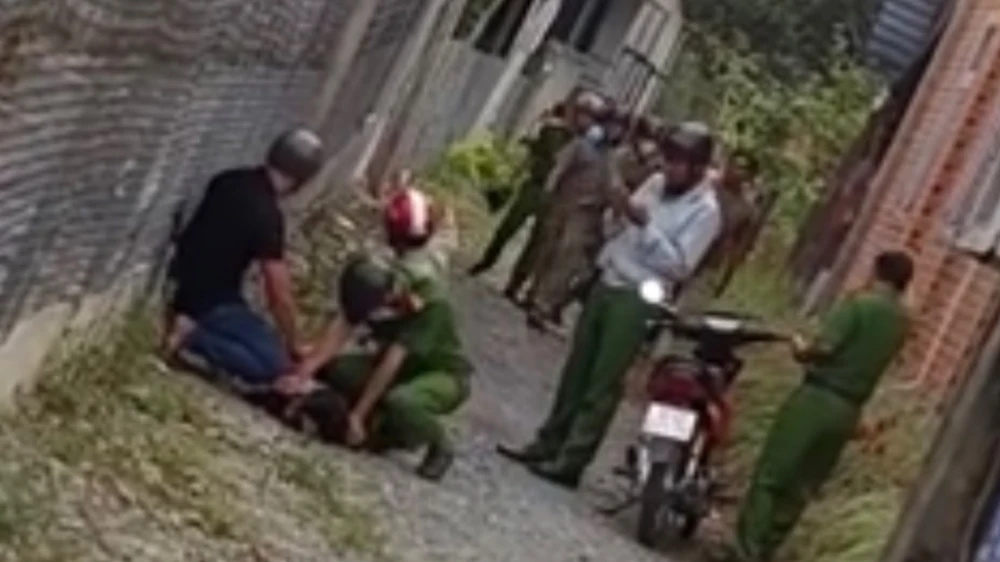 Công an khống chế Quốc. Ảnh: Cắt từ clip