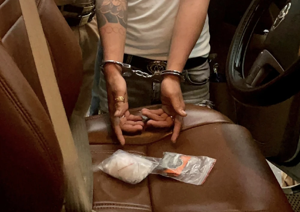 Hào bị công an bắt khi dùng ô tô để vận chuyển ma túy