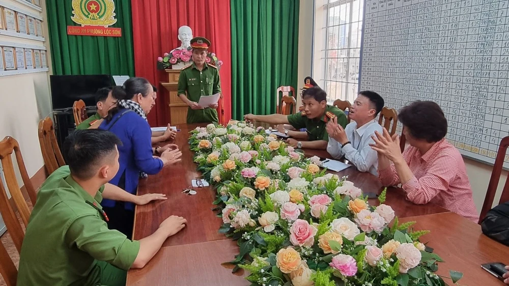 Công an TP Bảo Lộc công bố các quyết định khởi tố. Ảnh: CA