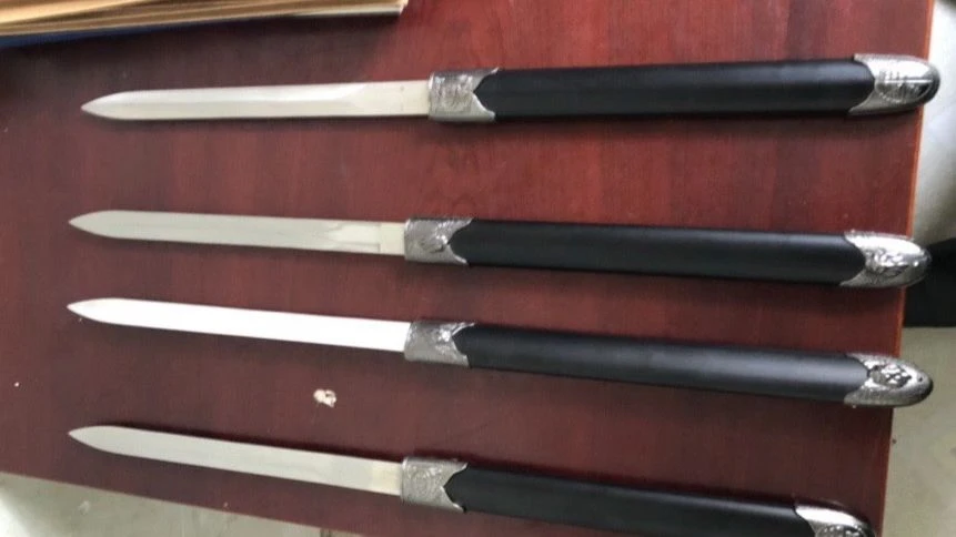 Nhiều hung khí nguy hiểm đang tồn tại trong cộng đồng dân cư cần phải thu hồi. Ảnh: VÕ TÙNG