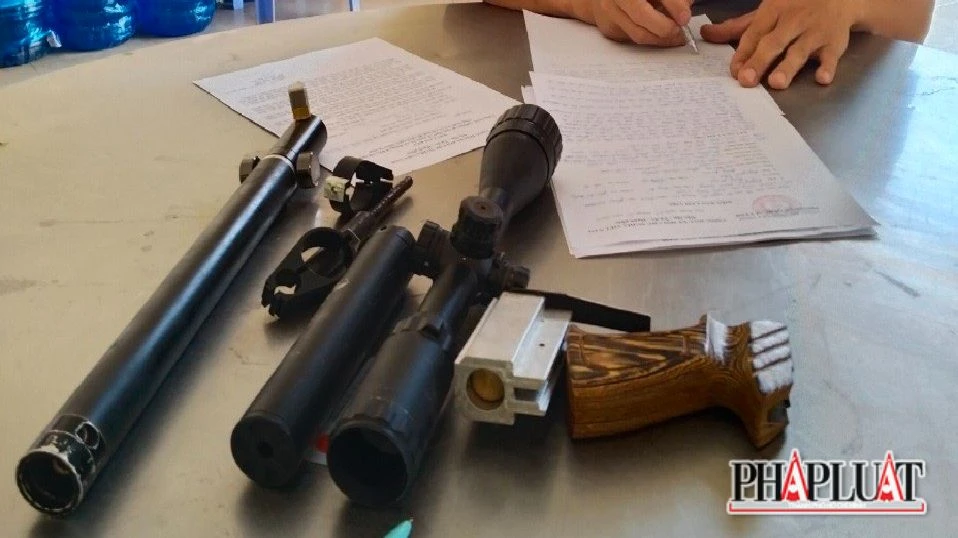 Công an Tây Ninh vận động người dân chủ động giao nộp các loại vũ khí. Ảnh: VÕ TÙNG