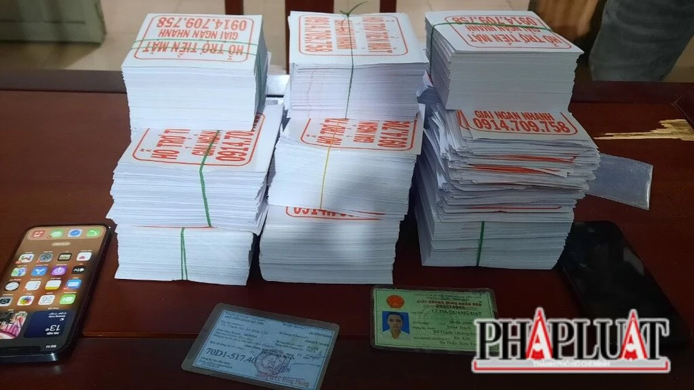 Hàng chục ngàn tờ rơi quảng cáo cho vay nặng lãi. Ảnh: VÕ TÙNG