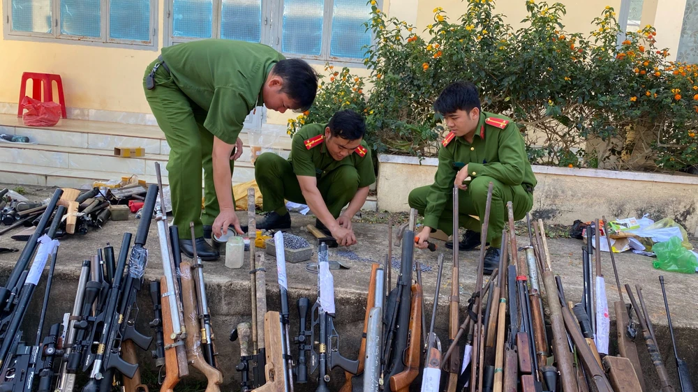 Hàng trăm khẩu súng tự chế người dân giao nộp cho công an Bảo Lâm. Ảnh: CA
