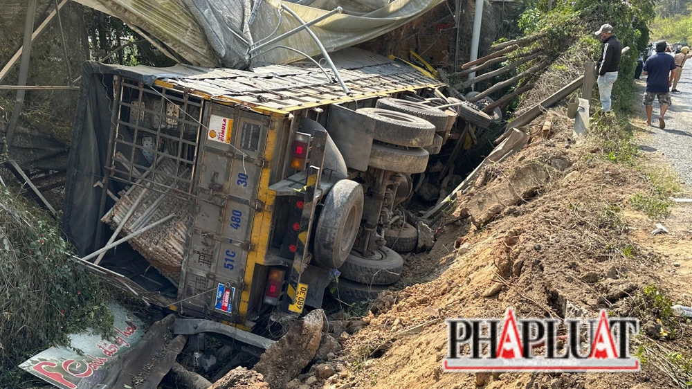 Chiếc xe tải húc 3 xe ô tô trước khi lật xuống mương. Ảnh: VÕ TÙNG