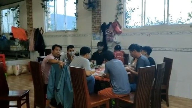 Ông Minh ngồi ăn trong quán Linh Nhi ngày 4-7-2021. Ảnh: CTV