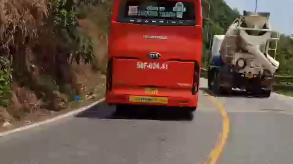 Ô tô khách BKS 50F-024.41 do tài xế Vũ Dũng điều khiển bị lập biên bản xử lý hành vi vượt xe trong những trường hợp không được vượt. Ảnh: CACC