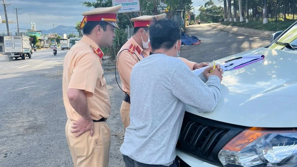 CSGT xử lý lái xe vượt ẩu. Ảnh: CACC