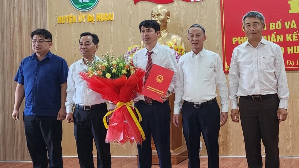 Ông Lê Bình Minh (đứng giữa) nhận quyết định làm Chủ tịch UBND huyện Đạ Huoai. Ảnh: CTV