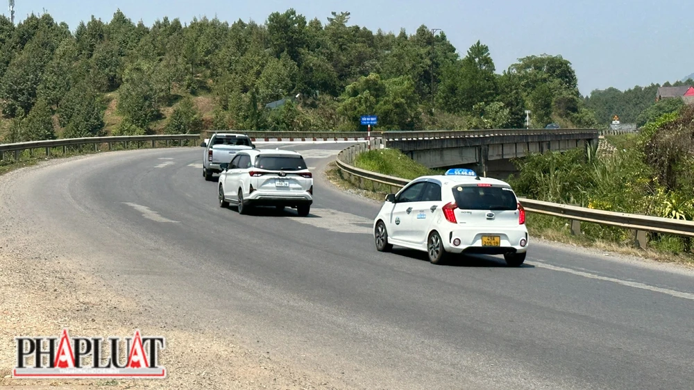 Công an tỉnh Lâm Đồng đề nghị kẻ lại vạch kẻ đường trên toàn tuyến QL20. Bởi hiện tại, nhiều đoạn bị mờ, khó quan sát dẫn đến việc lái xe xử lý sai kỹ thuật, gây tai nạn. Ảnh: VÕ TÙNG