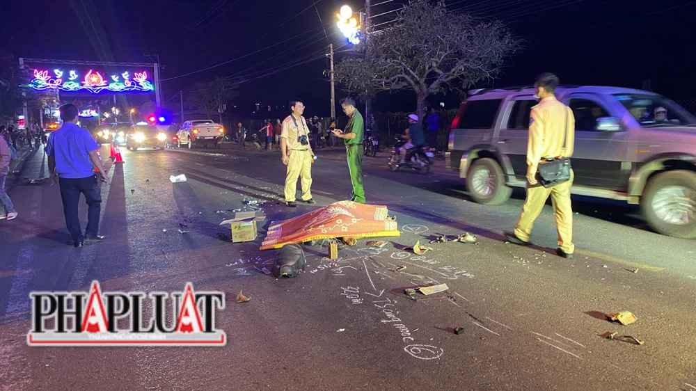 Người đàn ông bị xe tải cán ngang người