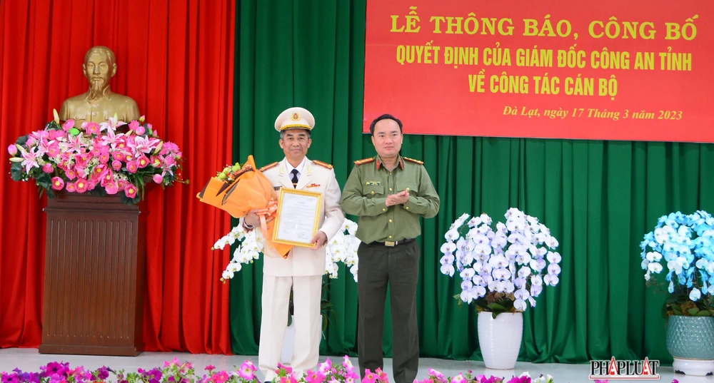 Đại tá Trương Minh Đương - Giám đốc Công an tỉnh Lâm Đồng trao quyết định điều động cán bộ. Ảnh: VT đại tá Trương Minh Đương