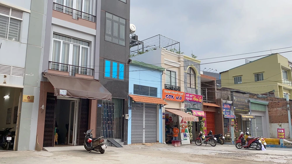 Xuất hiện nhiều căn nhà 'siêu nhỏ' cạnh metro 2 ảnh 2