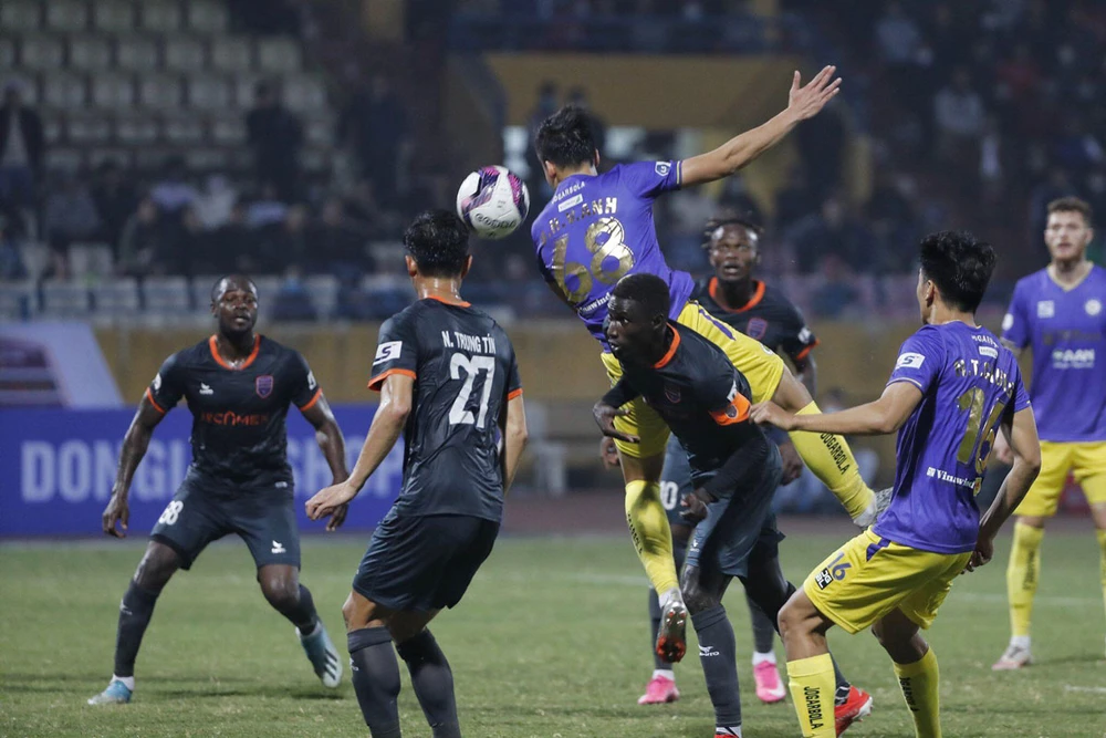 Ứng viên vô địch lo trốn rớt hạng ảnh 1