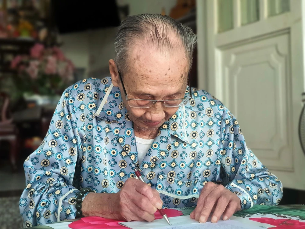 Cụ ông 102 tuổi nhọc nhằn chờ thi hành án ảnh 2