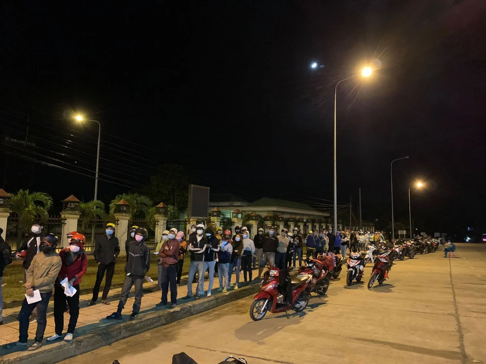 Giãn cách 19 tỉnh, người dân có được rời TP.HCM về quê? ảnh 2