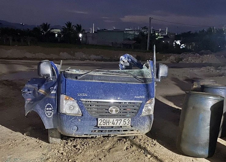 Vụ tài xế xe múc đập nát ô tô: Khả năng phạm thêm tội giết người? ảnh 2