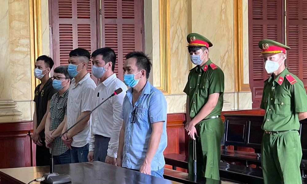 Các bị cáo tại tòa. Ảnh: HOÀNG YẾN