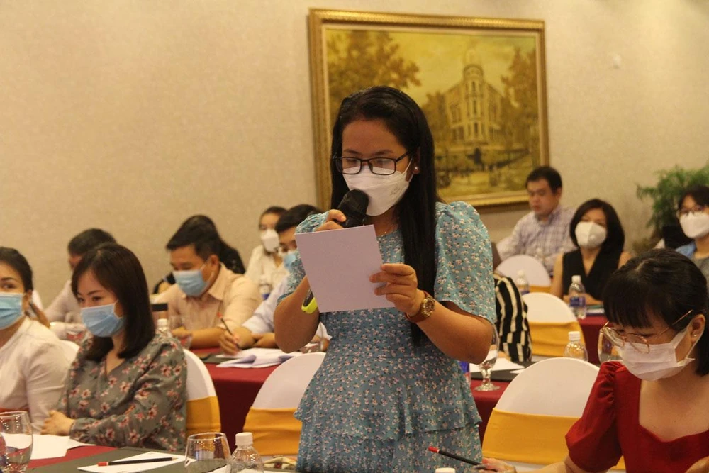 Doanh nghiệp đặt câu hỏi thắc mắc liên quan đến quyền lợi, chế độ cho người lao động tại Hội nghị đối thoại doanh nghiệp và chính quyền TP. Ảnh: THẾ MỸ