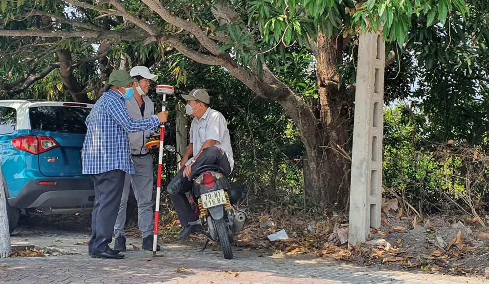 Địa chính đang đo đạc, kiểm kê lại đất ở thị trấn Cam Đức, huyện Cam Lâm. Ảnh: HUỲNH HẢI