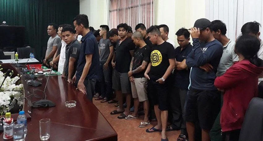 Các đối tượng bị bắt quả tang trong sòng bạc ở quận Gò Vấp. Ảnh: CACC