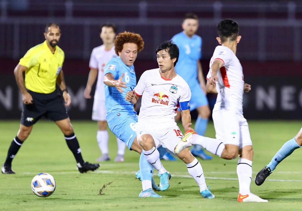 Đội trưởng Công Phượng và đồng đội quyết không để thua Jeonbuk Hyundai Motors. Ảnh: ANH PHƯƠNG