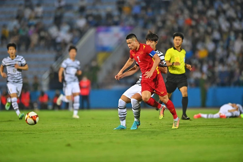 Các tuyển thủ U-23 Việt Nam sẽ rút ra nhiều kinh nghiệm sau hai trận đá tập với U-20 Hàn Quốc chuẩn bị cho SEA Games 31. Ảnh: HẢI THỊNH