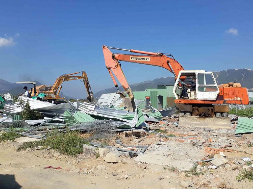 Chính quyền địa phương tháo dỡ các dự án phân lô, bán nền trái phép để phục hồi hiện trạng đất ban đầu. Ảnh: CTV