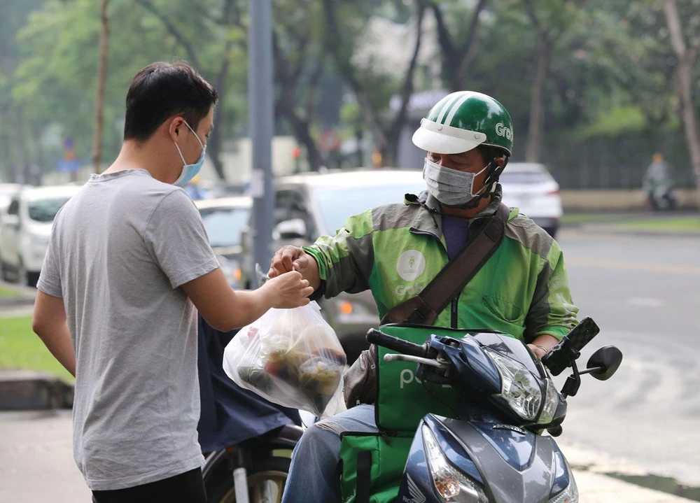 Kinh doanh truyền thống đang chịu sự cạnh tranh quyết liệt từ kinh doanh online. Ảnh: HOÀNG GIANG Kinh doanh truyền thống đang chịu sự cạnh tranh quyết liệt từ kinh doanh online. Ảnh: HOÀNG GIANG