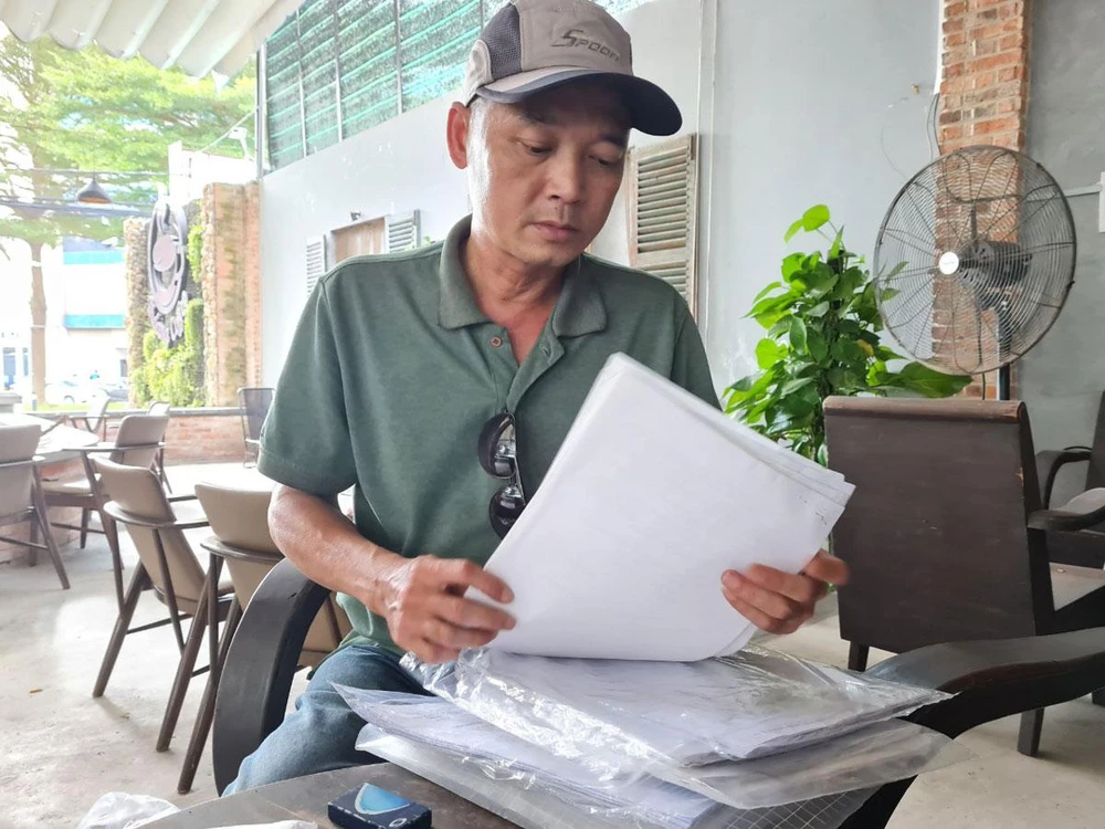 Ông Trần Minh Đức mòn mỏi chờ kết quả trả lời của Công an thị xã Tân Uyên. Ảnh: VŨ HỘI Ông Trần Minh Đức mòn mỏi chờ kết quả trả lời của Công an thị xã Tân Uyên. Ảnh: VŨ HỘI