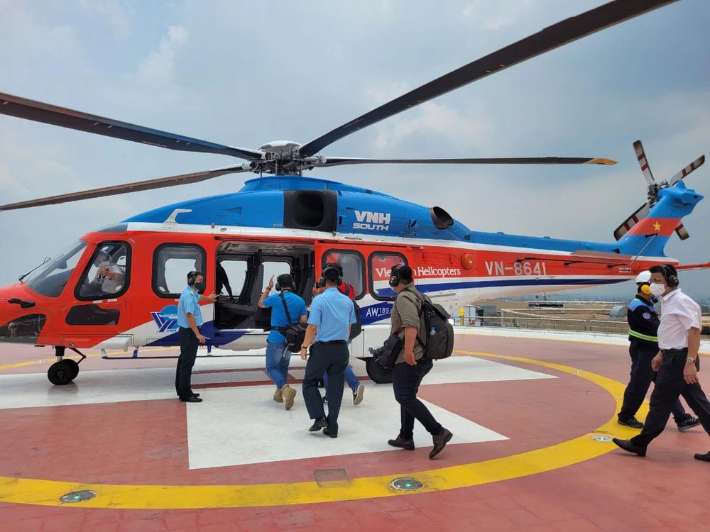 Dịp lễ 30-4, 1-5, TP.HCM tung ra sản phẩm du lịch bằng trực thăng ngắm TP từ trên cao. Ảnh: THU TRINH