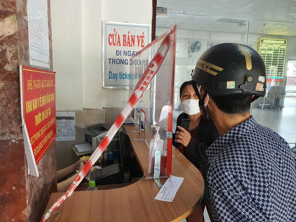 Những hành khách hiếm hoi đến ga Đà Nẵng hỏi mua vé tàu ngày 26-4. Ảnh: TẤN VIỆT