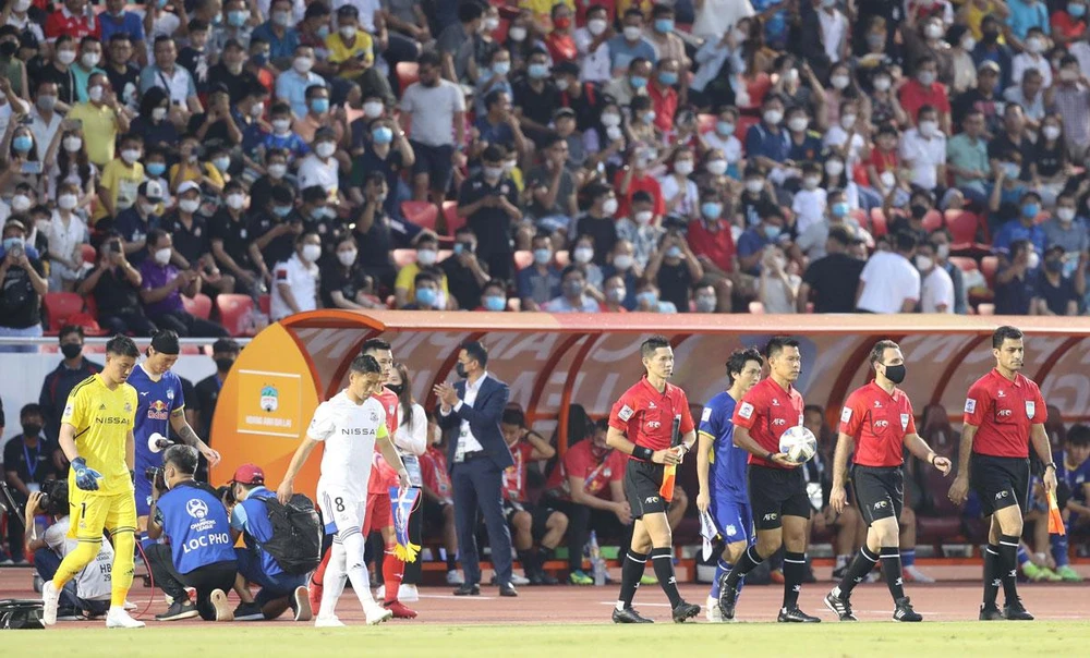 Bầu Đức luôn dặn dò các cầu thủ HA Gia Lai đá hay, đá đẹp ở mỗi trận đấu AFC Champions League (ảnh trên) và tặng vé miễn phí như tri ân người hâm mộ (ảnh nhỏ). Ảnh: ANH PHƯƠNG Bầu Đức luôn dặn dò các cầu thủ HA Gia Lai đá hay, đá đẹp ở mỗi trận đấu AFC Champions League (ảnh trên) và tặng vé miễn phí như tri ân người hâm mộ (ảnh nhỏ). Ảnh: ANH PHƯƠNG