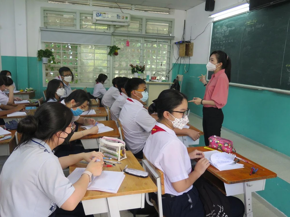 Học sinh lớp 9 Trường THCS Lạc Hồng (quận 10) trong một giờ học tại lớp. Ảnh: PHẠM ANH