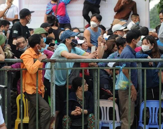 Cảnh xếp hàng săn vé ở Phú Thọ. Ảnh: LAO ĐỘNG