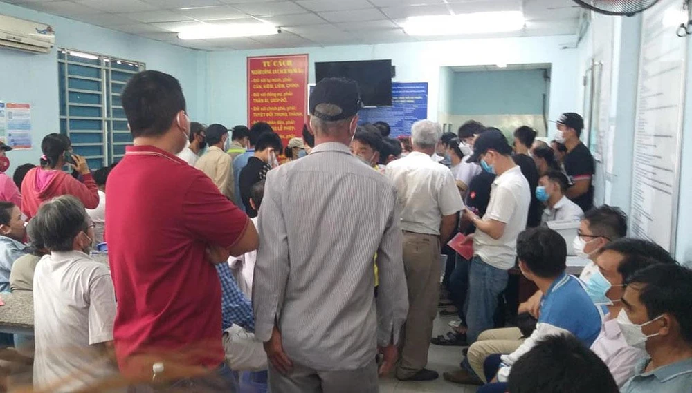 Nhiều người dân đến trụ sở Công an TP Thủ Đức trên xa lộ Hà Nội ngày 5-5 để làm CCCD. Ảnh: NVCC