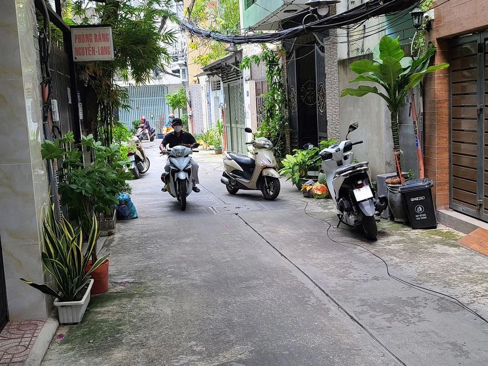 Hẻm 359 đường Lê Văn Sỹ, quận 3 (TP.HCM) rộng rãi, khang trang sau khi người dân hiến đất mở rộng hẻm hơn so với trước. Ảnh: KC