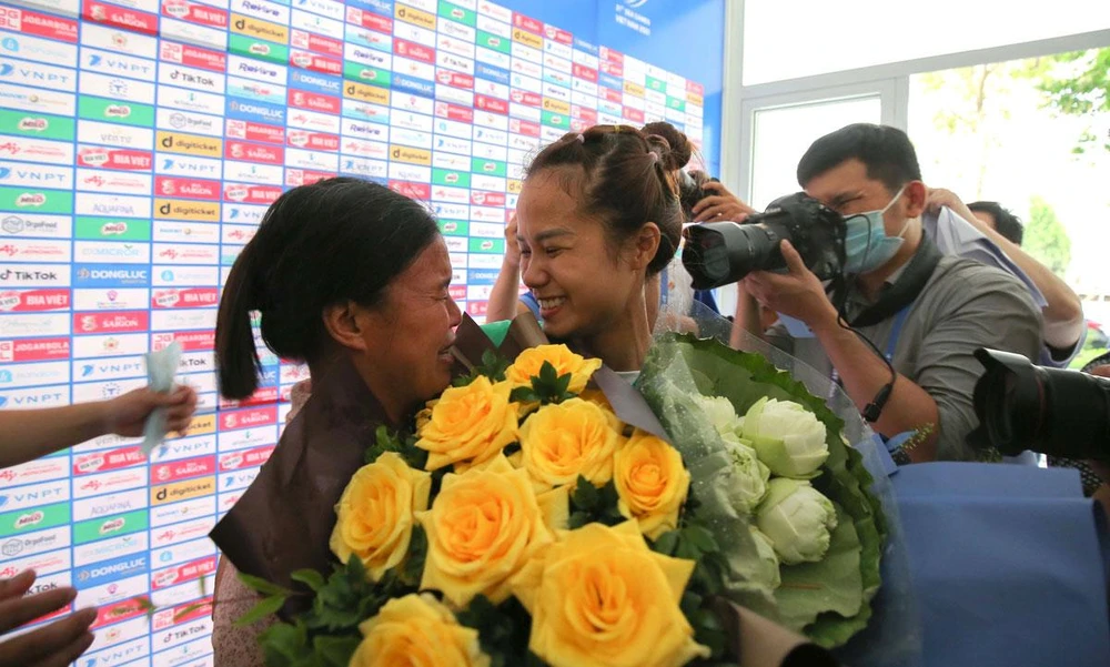 Võ nữ Tô Thị Trang xúc động trong vòng tay người thân sau khi đoạt HCV đầu tiên về cho TTVN. Ảnh: ANH PHƯƠNG