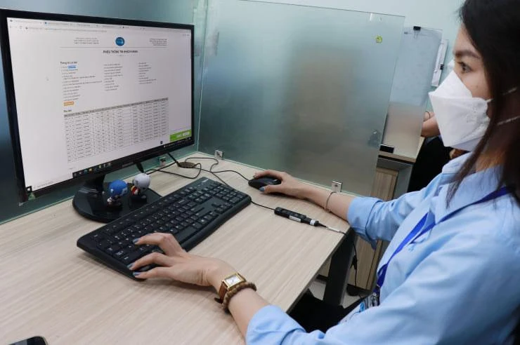 Nhân viên chăm sóc khách hàng Công ty CP Cấp nước Trung An thuộc Sawaco đang giải đáp các thắc mắc thông qua ứng dụng chăm sóc khách hàng My Tawaco.