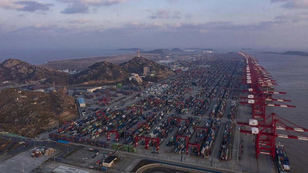 Hàng hóa còn ùn ứ tại cảng Dương Sơn (TP Thượng Hải, Trung Quốc) hồi tháng 4. Ảnh: BLOOMBERG